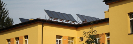 Kolektory słoneczne na dachu Domu Pomocy Społecznej w Wietrzychowicach